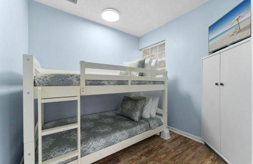 March Sale! Walk to Beach - Large Private Yard - Fire Pit - Dog Friendly - Foto 12