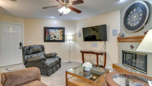 Englewood Apt with Patio in Denver Tech Center - Foto 2