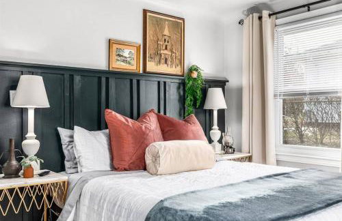 Warm & Comfy 2BR, Huge Backyard, Great Location! - Photo 49