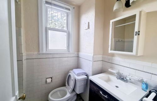 3BR 1BA Near Train Station Monthly Deal - Foto 15
