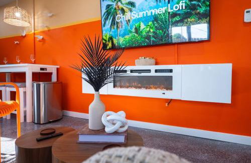 The Orange Lounge - 8 min to KU & Mass - Photo 2