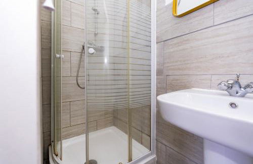 Open Mind Property - 4BR, 17 Guests & Free Parking - Foto 25