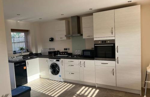 Great Ambience 3-Bedroom for Groups & Contractors - Photo 6