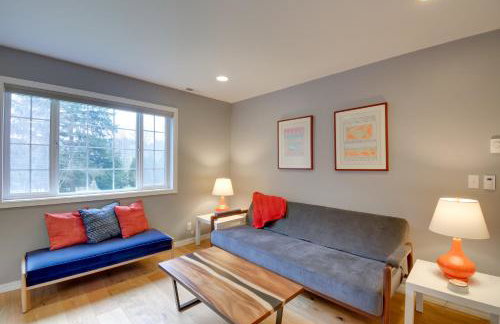 Central 4-Acre Cottage with Deck Walk to Bay! - Foto 6