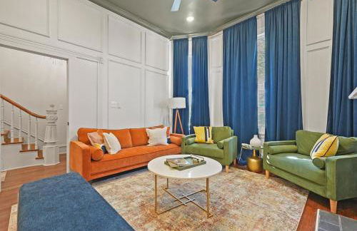 Chic Pink Villa by NestNGo Escapes with 2 car private parking - Foto 1