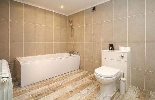 Lavish 2 bed sleeps 5 near Lanark - Photo 5