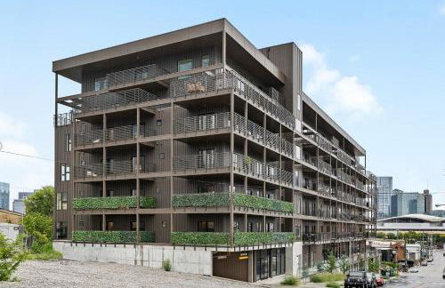 Skyline View, Pool, Gym, Balcony's, Walk to BWay! - Foto 38