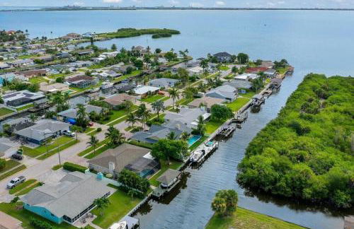 Waterfront Oasis with Private Heated Pool & Dock - Foto 37