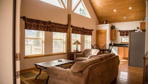 Twin Owls Lodge, Great for families Master bedroom, Loft, full kitchen, Dogs OK - Foto 5