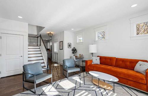 Tranquil East Nashville Zen Retreat with 2 Patios, Garage Parking, Yoga Mats Included, Covered Patio and Deck, Walk to Five Points Dining & Bars, Board Games, 10 Min to Broadway, 24 Hr Hospitality - Foto 6