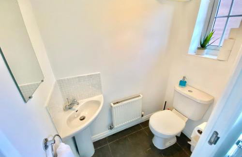 Oakley Vale House and Garden! Free Private Parking, TV, Fully Equipped - Photo 15