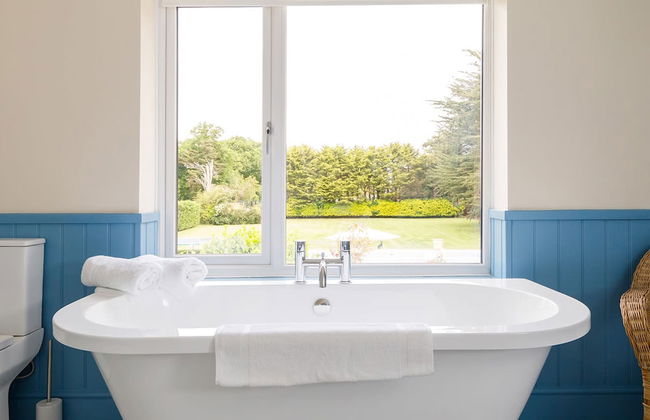 Stunning 5BR Home With Pool - 5 min to Beach - Foto 3