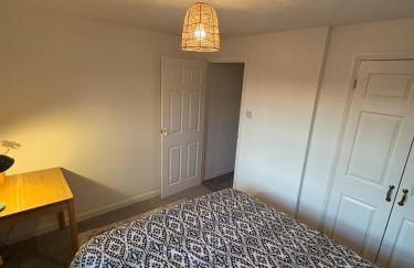 Northampton 2 King Bed SKY TV Driveway Earls Barton - Photo 3