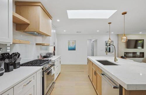 3-BD 3-BA Bungalow ft Backyard w Deck & Firepit - Foto 15