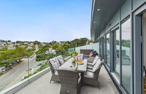 Skydeck at The Liner – Stylish 2-Bed / 2-Bath Top Floor with Panoramic Sea Views - Foto 17