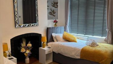 Sleek 3-Bedroom Home, Patio & High-Speed Wi-Fi - Foto 5