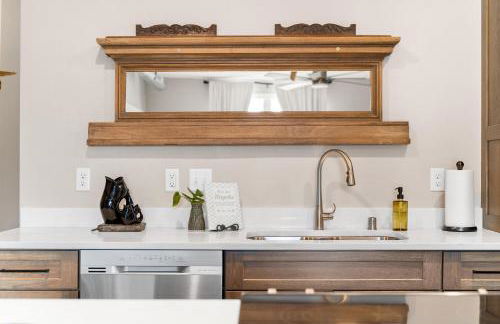 Bus Stop Sally in Historic Walker's Point MKE - Foto 36