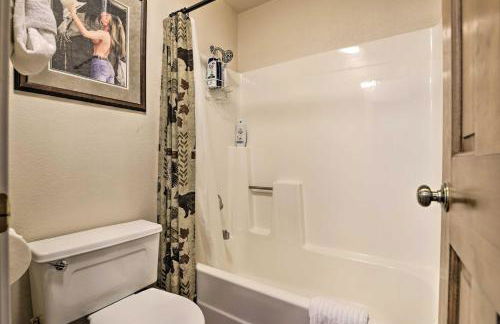 Fireplace and Stream Access Cozy Grand Lake Retreat - Foto 13