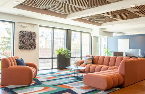 Chic East Side 1BR Apt with Balcony, Pool, and Gym - Foto 19