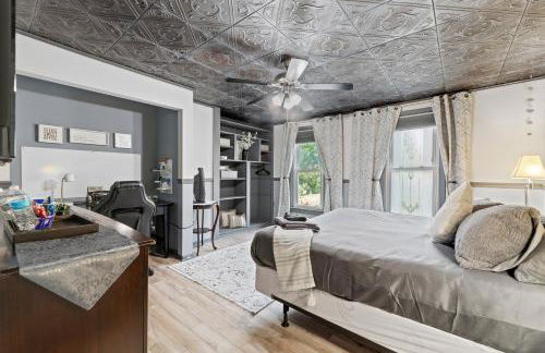 Luxe Suite with Pool Table, King Bed, 3 TVs, & Free Parking - Foto 51