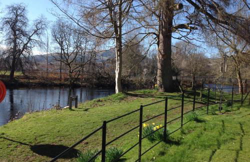 Lovely Riverside Holiday Home - Foto 8