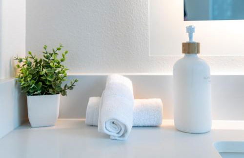 Luxury 2 Bedroom Residence With Fitness and Outdoor Pool - Photo 7