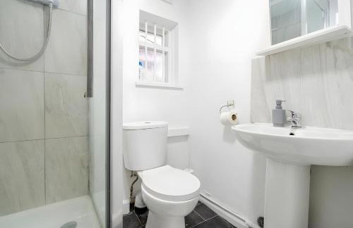 Modern Derby Studio - Sleeps 4, Close to Amenities & Parking - Foto 12