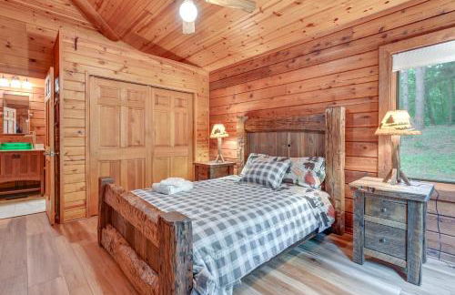 Magical Metamora Cottage with Fire Pit, Pond, Deck! - Foto 14