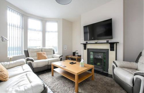 5 bedroom house, free parking, near football, sleeps 8 - Photo 1