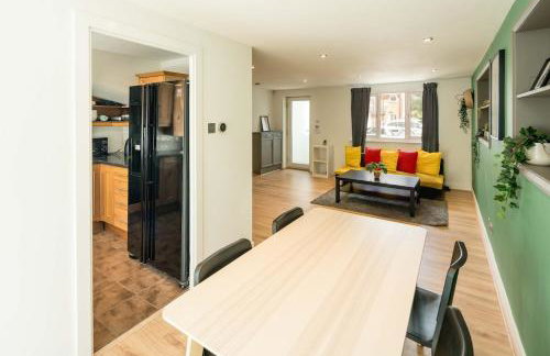 Family-Friendly 3-Bed House with Huge Garden - Foto 4