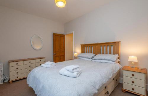 Sleeps 5 - 3 Bedrooms - walk to the square hosted Happy Valley cast - Foto 27