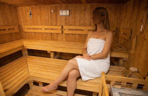 Familienauszeit Indoorpool Sauna Skilift Netflix Disney 100 MBit inklusive Bettwäsche Handtücher Reinigung - Foto 11