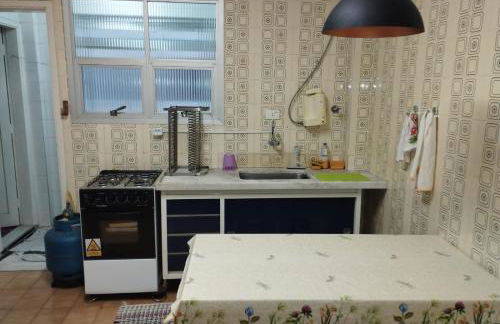 Apê Retrô com Wi-Fi e Vaga - 350 m da Praia da Enseada - Foto 17