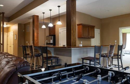 Riverbend Lodge Spacious Riverfront Home with Hot Tub Pool & Mountain view - Foto 76