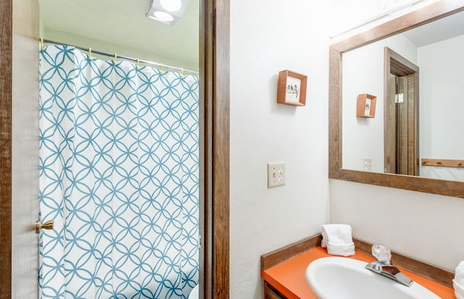 33SW - WiFi - Fireplace - Amenities - Sleeps 4 - Foto 7