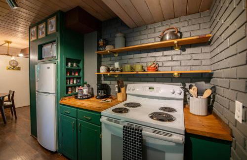 Fog & Fern Hideaway - Cozy Cabin w Private Hot Tub near Mt Rainier - Foto 12