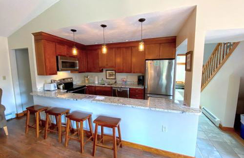 FC44 Renovated 3bed 3bath Forest Cottage AC views yard fast wifi Walk to skiing - Foto 13