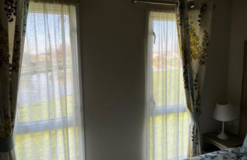 2 bed, 2 bath with decking overlooking the fishing lake at Sand Le Mere - Foto 6