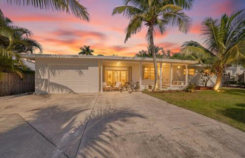 Tropical PoolHome Walk to Shops Near Beach - Foto 36