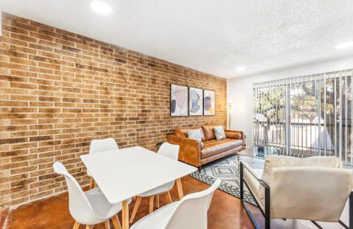 Heart of SoCo 2BR and 1BR King Suites with Free Parking, Pool, and Laundry Center - Foto 19