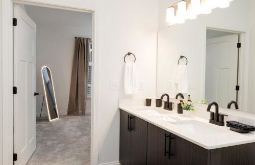 Sunrise Glow Spacious 2BR 2BA 2 King Beds Gym WFH - Foto 30