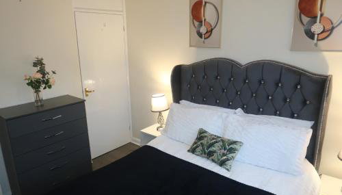 Cozy 3 Bedroom Home with Garden & Free Parking - Milton Keynes - Foto 4, wardrobe