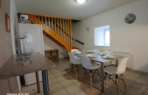 Maison ancienne rénovée avec terrasses, jusqu'à 6 personnes, La Gaubretière - FR-1-426-154 - Photo 2