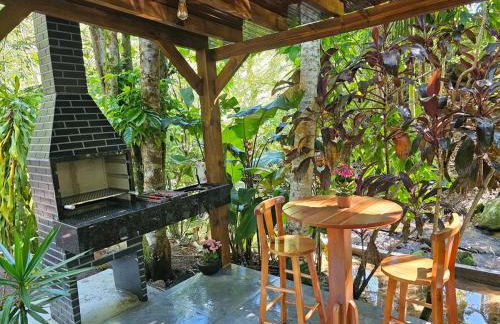 Um chalé e um riacho no meio da natureza - Foto 21