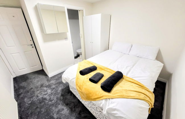 Large Modern House with Parking - Photo 10