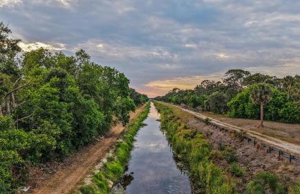 Sunny 3BR Oasis with Water View and Beach Gear Near Siesta - Foto 32