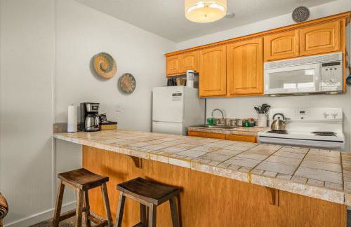 Oceanfront Suite - Top Floor - Sleeps 4 - Pool and Sauna - Foto 13