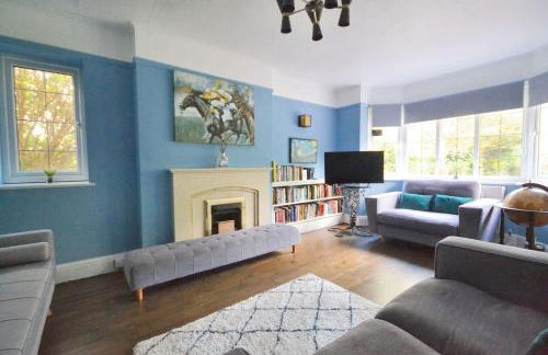 Spacious Cotswolds House Garden with Hot Tub - Foto 13