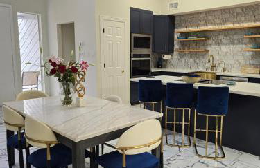 AccessibleGem 3BR Jacuzzi & Air Hockey Sleeps 13 Chinatown - Foto 14