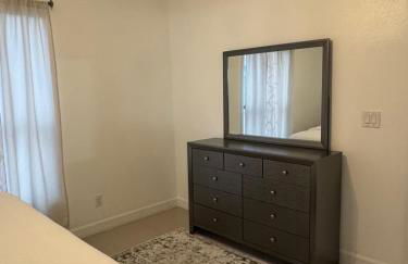 Luxe 3BR & 2BA Condo Near Airport & Shopping Mall - Foto 18